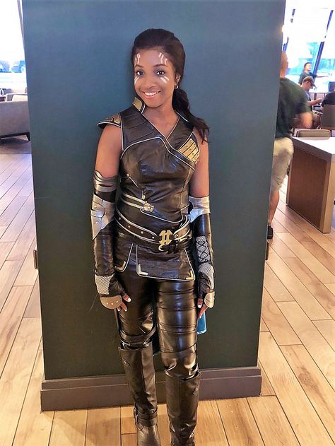 Cosplaying Valkyrie from Thor: Ragnarok * * * #valkyrie #thor #ragnarok #marvel #cosplay #blackwomancosplay #blackwomancostumes #costumes Thor Ragnarok Costume Diy, Thor Ragnorak, Thor Ragnarok Costume, Thor Ragnarok Valkyrie, Thor Outfit, Disney Cosplay Ideas, Valkyrie Costume, Marvel Halloween, Marvel Halloween Costumes