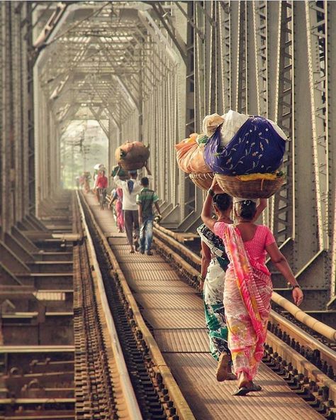 Migrant workers. Agriculture Pictures, India Vacation, Mother India, Amazing India, Color Boards, Robert Doisneau, Migrant Worker, India People, India Colors