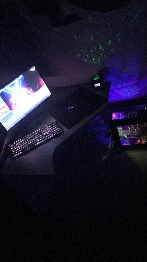 Pc Fake Story, Laptop Photography, Netflix And Chill Tumblr, Fake Snapchat, Netflix Time, Pc Gaming Setup, Cool Tech Gadgets Electronics, Laptop Acer, Electronics Mini Projects