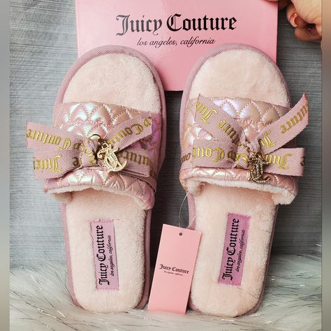 -Super Cute Blush Pink Slippers With Puffer Heart Band With Pink Logo Ribbon. Also Has "Jc" Logo Charm Dangling From The Ribbon -Has Rubber Sole -Cozy And Comfy -"Juicy Couture " Logo Tag Near The Heel Of The Slippers -White Jc-Hasen Slippers -New With Tags. No Damages Size : S (5/6) , M(6.5/7.5), L(8/9) Available! Juicy Couture Slides, Faux Fur Sandals, Juicy Couture Logo, Slippers White, Cute Blush, Holographic Bag, Pretty Sneakers, Girl Sneakers, Fur Sandals