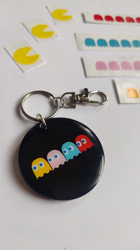 Pac-Man Cricut Made Acrylic Vinyl and UV Resin Keyring Acrylic Keychain Ideas For Men, Mdf Keychain Painting Ideas, Resin Keychain For Men, Keychain Maker, Mdf Keychain, Keychain Diy Easy, Diy Resin Gifts, Puzzle Keychain, Diy Food Gifts