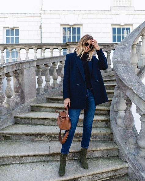 𝐄𝐌𝐌𝐀 𝐇𝐈𝐋𝐋 on Instagram: “Autumn blues 💙 #ootd (For outfit details tap the link in my bio here 👉🏼 @emmahill ) #loewepuzzle #liveinlevis #topshopgirls…” Green Boots Outfit, Emma Hill, Fall Fashion Coats, Minimal Street Style, Giovanna Battaglia, Anna Dello Russo, Green Boots, Blue Coat, Fashion Trends Winter