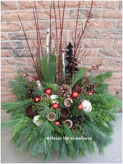 How to, step by step post on making your own Christmas winter container for your front entrance! Xmas Arrangements, Winter Pots, Red Dogwood, Porch Pots, Cookies Kids, Winter Planters, Christmas Planter, Outdoor Urns, Red Twig Dogwood