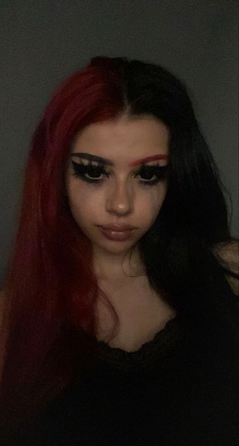 Split Dye Eyebrows, Dark Split Dye, Alt Red And Black Hair, Dyed Red Eyebrows, Dark Red Split Dye, Half Black Half Dark Red Hair, Hairstyles For Split Dyed Hair, Black And Red Eyebrows, Short Black Hair Anime Pfp