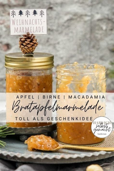 Rezept für eine unglaublich leckere, selbstgemachte Weihnachtsmarmelade. Mit frischen Äpfeln, Birnen, gerösteten Macadamianüssen und weihnachtlichen Gewürzen schmeckt sie richtig toll nach Bratapfel. Abgefüllt in schöne Marmeladengläser und mit unseren kostenlosen Etiketten zum Ausdrucken versehen, eignet sich die Weihnachtsmarmelade außerdem sehr gut als selbstgemachte Geschenkidee aus der Küche. Winter Diy, Christmas Box, Love Food, Candle Jars, Food And Drink, Christmas