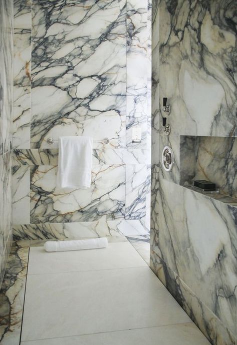 Desselle Partners Shower Marble Tile, Shower Marble, Modern Luxury Bathroom, Interior Layout, Marble Showers, Bathroom Design Inspiration, Bathroom Design Luxury, Marble Bathroom, Marble Tile