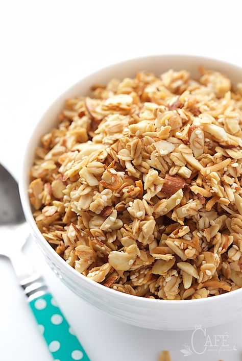 The Best Ever Granola - with almonds, oats, sesame seeds, coconut and a touch of maple syrup, what's not to like? This stuff's addictive, so watch out! Healthy Nuts And Seeds, Sommer Mad, Paleo Granola, Healthy Nuts, Granola Recipes, Make Ahead Breakfast, Homemade Granola, Healthy Dessert, Granola