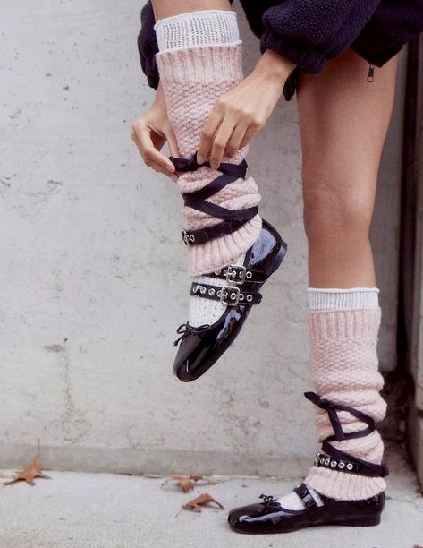 Ballet Silhouette, Socks Outfit, 가을 패션, Pretty Shoes, Ballet Flat, Looks Style, Corsets, Looks Vintage, Jeffrey Campbell