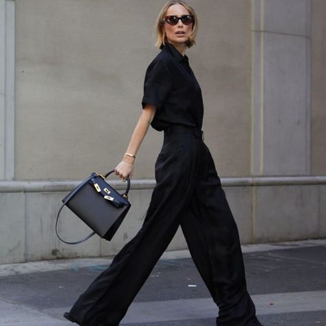 86e8f7ab32cfd12577bc2619bc635690 Minimalist Moda, Wide Leg Pants Outfit, Wearing All Black, Stylish Work Attire, Minimalist Wardrobe, Anine Bing, Business Outfit, All Black Outfit, 가을 패션