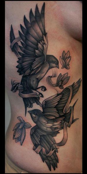 birds b Two Birds Tattoo, Tattoo Klein, Vogel Tattoo, Ribbon Tattoos, Inspiration Tattoos, Side Tattoos, Tattoo Illustration, Up Tattoos, Two Birds