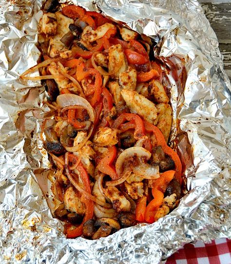 Chicken Camping Recipes Campfire Dinner Recipes, Vegetarian Camping Recipes, Vegetarian Camping, Camp Cooking Recipes, Camping Dessert Recipes, Campfire Desserts, Camping Dishes, Foil Pack Meals, Foil Dinners