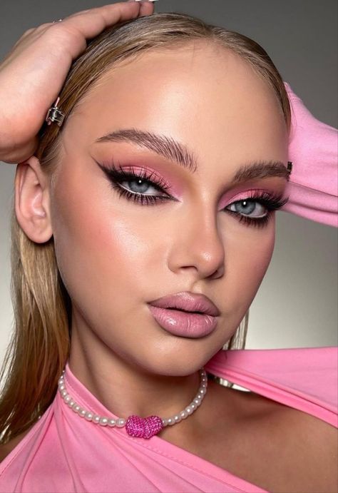 38 Glam winter makeup looks to rock in 2022 - Lilyart Pink Doll Makeup Look, Glam Winter Makeup, Bold Blush, Winter Makeup Looks, Makeup Looks Winter, Queen Style, Holiday Makeup Looks, Prom Makeup Looks, Makeup Photo