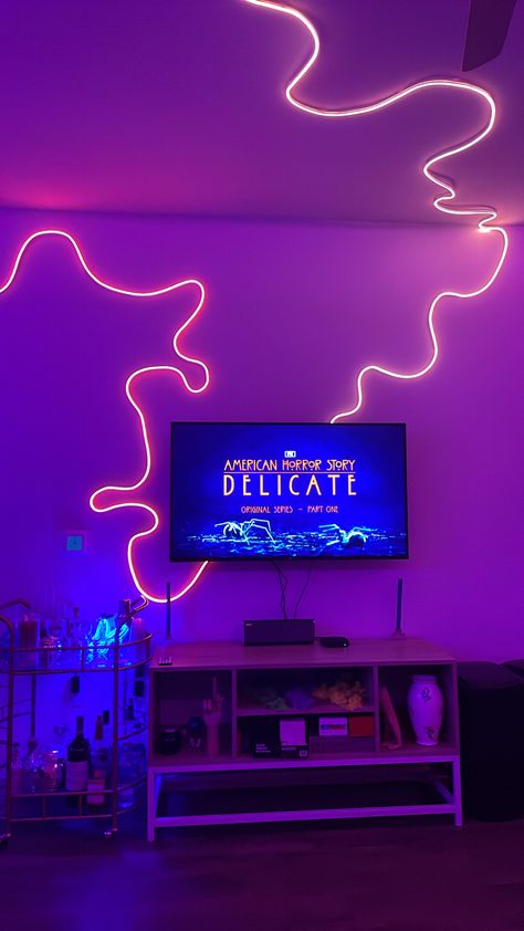 Rope Light Living Room, Neon Lights Home Decor, Neon Lights Aesthetic Bedroom, Neon Light Bedroom Aesthetic, Room Led Panel Design, Neon Rope Light Ideas Wall, Neon Squiggle Light, Squiggly Lights, Led Color Ideas