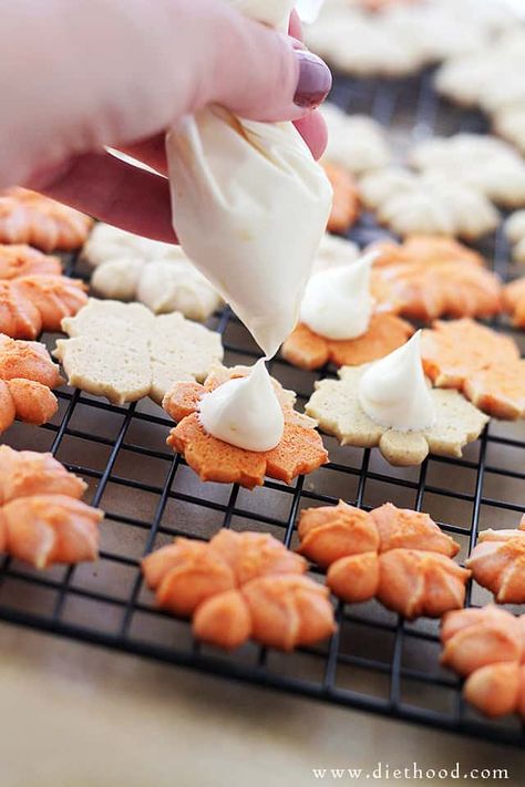 Pumpkin Spice Spritz Cookies | www.diethood.com | Buttery and delicious spritz cookies flavored with everyone's Fall-favorite, pumpkin spice! Cookie Press Cookies, Press Cookies, Christmas Spritz Cookies, Cookie Press Recipes, Cookies Sandwich, Spritz Cookie, Maple Icing, Spritz Cookie Recipe, Spritz Cookies