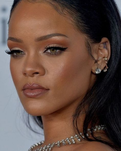 Rihanna Natural Makeup, Rihanna Make Up Looks, Rhianna Makeup Looks, Rihanna Makeup Looks, Rhianna Makeup, Rihanna Face, Rihanna Makeup, Looks Rihanna, Red Carpet Makeup