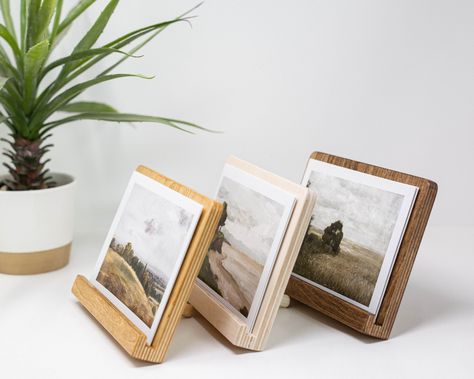 Handcrafted 5"x 7" Wooden Desktop Easel, Picture frame, Removeable Stand.  Also available in portrait and landscape orientation Our Handmade Standalone Photo Easel is designed to showcase memorable photos or art prints without distracting from what is inside the frame. Fits multiple prints to easily create a rotating display by adding photographs, a calendar, art prints or your favorite quotes. Also perfect for wedding signage! DETAILS Easily accommodates 1 - 20 prints 5.5" Wide x 7.5" Tall x 1" Wooden Picture Holder, Diy Photo Stand, Vendor Stand, Desktop Easel, Calendar Stand, Diy Room Decor For Girls, Easel Calendar, Rotating Display, Calendar Art