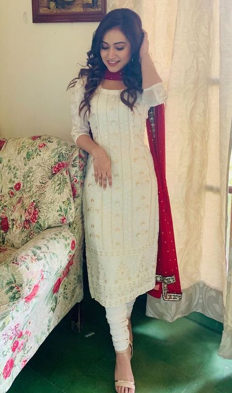 White Straight Kurti Designs, Straight Kurti Designs, Kurta Ideas, Simple Indian Suits, Floral Anarkali, Kabir Singh, Crochet Jumpsuits, Combination Dresses, Kurti Dress