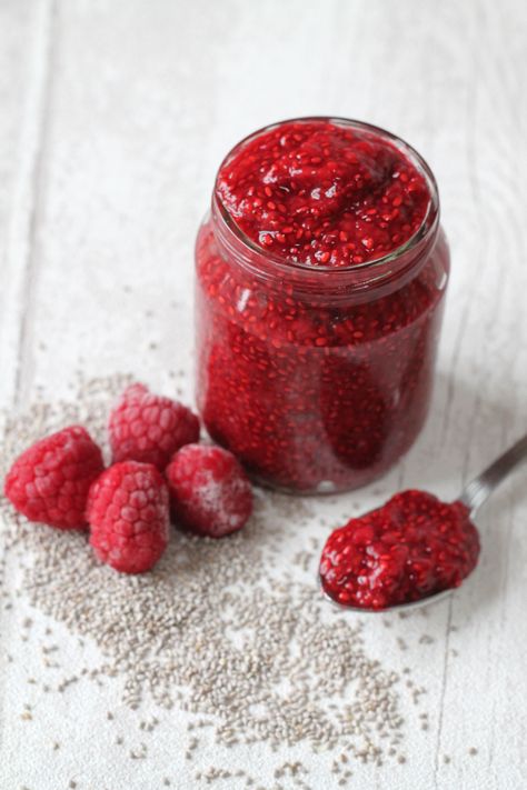 A delicious sugar free alternative to jam made from chia seeds, raspberries, honey and vanilla. Chia Seed Jam, Sugar Free Jam, Chia Recipe, Chia Seed Recipes, Fussy Eaters, Healthy Sugar, God Mat, Think Food, Sugar Free Recipes