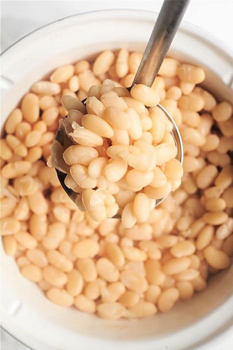 How to cook great northern beans from dry on the stove, Instant Pot or slow cooker is here. Dry beans to tender is easier than you think! Instant Pot Northern Beans, Recipe For Great Northern Beans, Ham Hocks And Beans, Beans Recipe Crockpot, Taco Side Dishes, Beans In Crockpot, White Bean Recipes, How To Soak Beans, Cooking Dried Beans