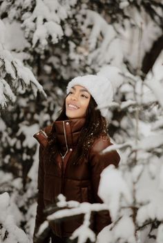 Senior Pictures Snow, Winter Shoot Ideas, Warm Hiking Outfit, Mountain Poses, Snowy Photoshoot, Winter Portraits Photography, Snow Portrait, Snowy Portraits, Winter Snow Photography