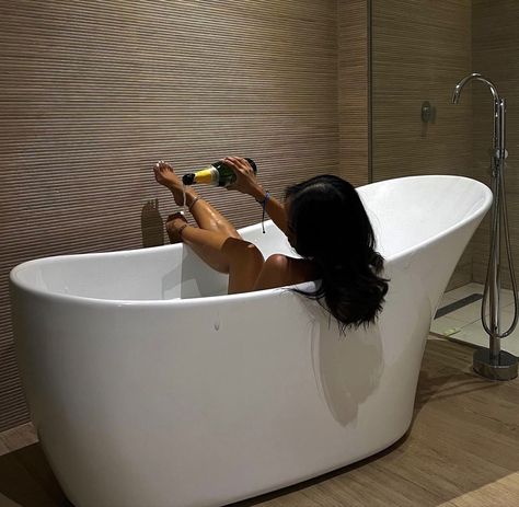 Tub Birthday Photoshoot, Tub Photoshoot Ideas Black Women, Hotel Picture Ideas, Bath Tub Aesthetic, Black Woman Luxury Aesthetic, Bathtub Aesthetic, Shower Photoshoot, Create Your Dream Life, Flipagram Instagram