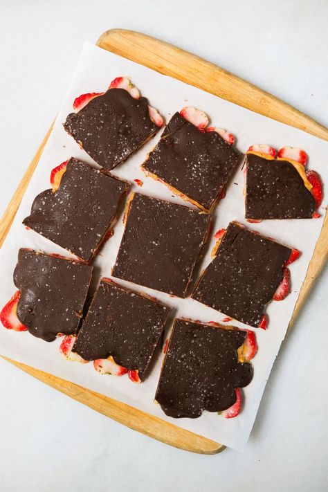 Strawberry peanut butter chocolate bark cut into squares on wooden board. Peanut Butter Chocolate Bark, Salty Sweet Desserts, Strawberry Peanut Butter, Chocolate Peanut Butter Squares, Peanut Butter Bark, Strawberry Granola, Strawberry Bars, Treating Myself, 3 Ingredient Desserts