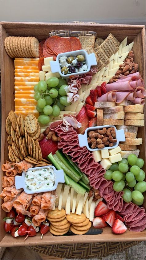 Ham And Cheese Board Ideas, Platers Ideas Simple, Chucutory Board, Gram Cracker Snack Ideas, Chakurity Board, Charcuterie Board With Cream Cheese, Simple Meat And Cheese Charcuterie Board, Chicoutimi Board Ideas, Chattery Boards