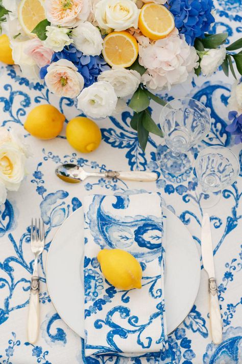 Post-wedding brunch inspiration with blue and white linens and lemons. Photo: @bottega53 Wedding Lemon, Lemon Table Decor, Lemon Themed Party, Mediterranean Wedding, Lemon Decor, Summer Tables, Brunch Wedding, Deco Floral, The C