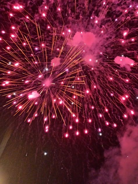 Silent Fireworks, Pink And Gold Background, Pink Fireworks, Starry Wedding, Fireworks Images, Sculpture Architecture, Comedy Pictures, Fire Works, Night Scenery