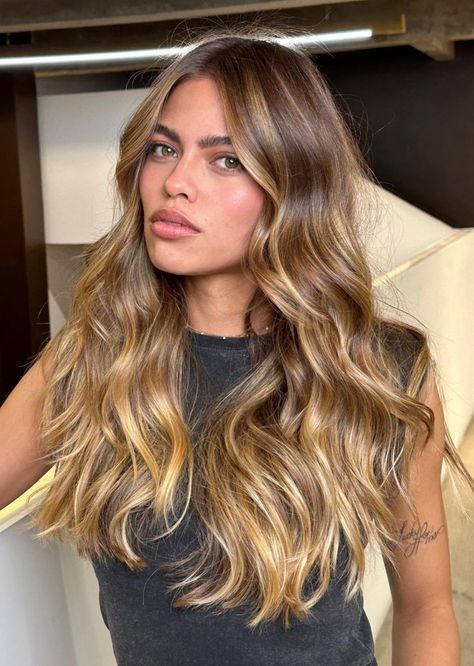 Golden Sunkissed Hair, Brunette To Golden Blonde, Honey Beige Blonde Hair, Caramel Bronde, Caramel Blonde Highlights, Warm Honey Blonde, Caramel Blonde Hair Color, Trendy Fall Hair Color, Blond Beige