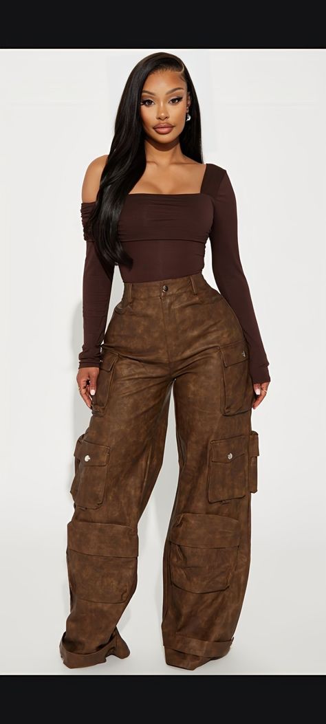 Cargo Pants Party Outfit, Brown Outfits Black Women, Fasion Dressing Women, Morena Outfit Ideas, Cargo Pants Women Outfit Chic, Fashion Nova Outfits Baddie, Fancy Pants Outfit, Cargo Pants Women Outfit, Outfit Upgrade