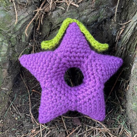 Free Stardew Valley crochet pattern – Written & video – Stardrop – Crochet Tor Stardew Valley Crochet Pattern, Stardew Valley Crochet, Fandom Crochet, 4mm Crochet Hook, Crochet Design Pattern, Stitch Crochet, Crochet Fashion Patterns, Yarn Tail, Fun Crochet Projects