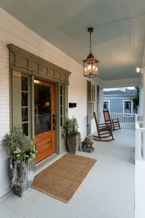 20 spots you absolutely have to clean before guests arrive | CNN Houses With History Hgtv, Exterior House Farmhouse, Fixer To Fabulous Hgtv, Hometown Hgtv, Farmhouse Porches, Southern Porch, Elegant Cottage, Home Town Hgtv, Fabulous Homes