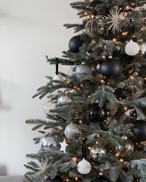 Dark Grey Christmas Tree, Black Ornament Christmas Tree, Black And Grey Christmas Tree, Monochrome Christmas Tree, Tree With Black Ornaments, Black Ornaments Christmas Tree, All Black Christmas, Black Christmas Ornaments, Black Christmas Tree Decorations