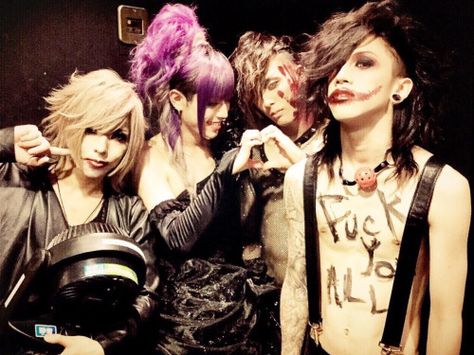 The photo is so random that I like DADAROMA even more XD Vkei Men, Underwater Aesthetic, Vkei Bands, Plastic Tree, Day Day, Dir En Grey, So Random, V Kei, New Bands