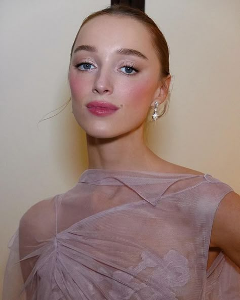 Pale Skin Makeup, Red Carpet Makeup, Wedding Hairstyles And Makeup, Hollywood Beauty, Phoebe Dynevor, Classic Makeup, Ethereal Makeup, Natural Wedding Makeup, The Met Gala