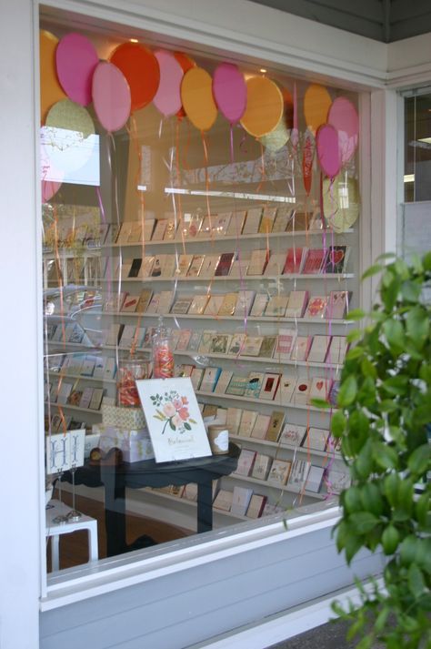 Easy Window Display Ideas, Birthday Window Display, Paper Balloons, Spring Window Display, Decoration Vitrine, Summer Window, Store Window Displays, Spring Window, Sweet Paper