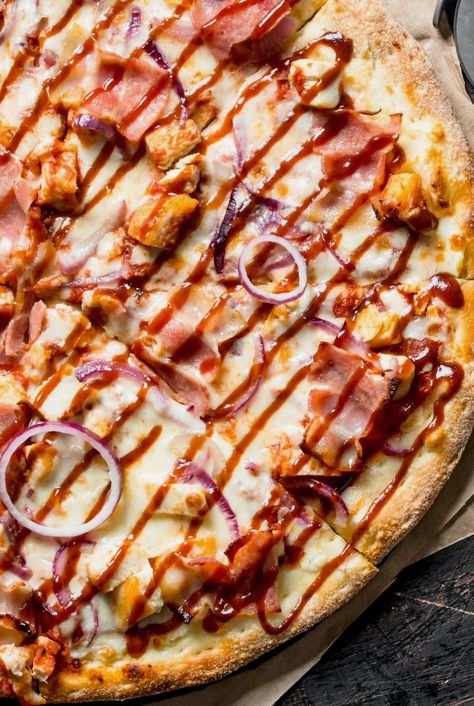 Savor the flavors of a barbecue pizza topped with crispy bacon, tender chicken, and a rich sauce. Pizza With Bacon, Bbq Chicken Pizza Recipe, Grilled Chicken Sandwich Recipes, Barbecue Pizza, No Yeast Pizza Dough, Easy Bbq Chicken, Chicken Pizza Recipes, Spinach Pizza, Bacon Chicken