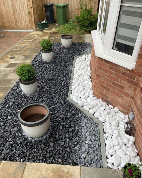 Stones4Gardens makes it super easy for you to decorate the front & back of your house. You can easily achieve this aesthetic. See our catalogue!😁 Open Front Garden Ideas, Pebble Flower Bed, Front Garden With Parking, Diy Garden Projects Budget Backyard, Low Maintenance Front Garden Ideas Uk, Low Maintenance Garden Ideas Uk, Small Front Yard Ideas On A Budget, Small Front Garden Ideas Low Maintenance, Stone Front Garden