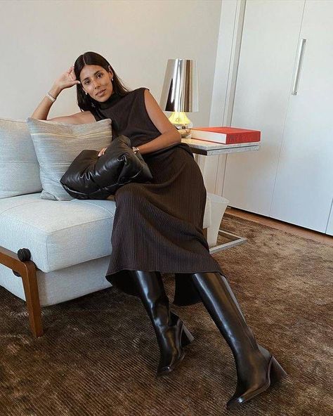 Leather Knee-High Boots: @babba wears a pair of classic black leather knee boots Leather Boots Outfit, Knee High Boots Winter, Winter Boots Outfits, Knee Boots Outfit, High Boots Outfit, Mode Hipster, Brown Knee High Boots, Autumn In New York, Black High Boots