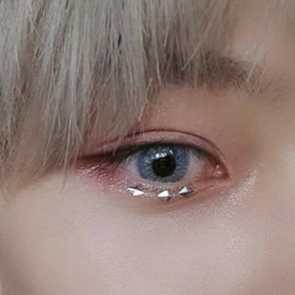 abbie on Twitter: "just felix and his pretty eyes and eye makeup looks… " Kpop Makeup Tutorial, Eye Makeup Looks, Make Up Inspo, Kids Makeup, Eye Makeup Art, Lee Felix, Kids Icon, Felix Stray Kids, Pretty Eyes