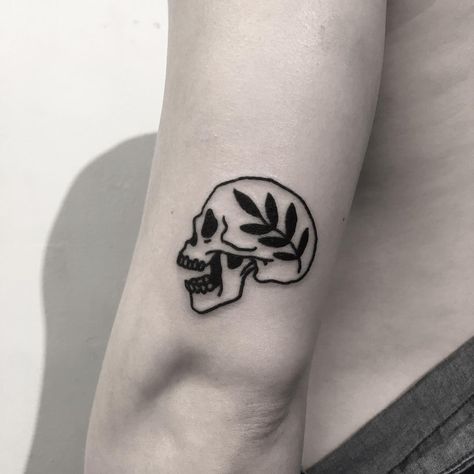 Small skull and branch tattoo inked on the back of the left arm Tattoo Branch, Tiny Skull Tattoos, Small Skull Tattoo, Outer Forearm Tattoo, Black Skull Tattoo, Skull Girl Tattoo, Simple Skull, Branch Tattoo, Kunst Tattoos