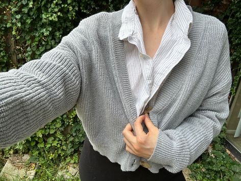 Easily pair a light grey button cardigan with a striped collar shirt for added cute, sheek and even professional style! You csn even go out in this with a cute pair of washed jeans! #work #outfit #casual #style follow for more! Cardigan And Collared Shirt Outfit, Cardigan Over Button Down Shirt, Half Cardigan Outfits, Gray Cardigan Outfit, Jeans Work Outfit, Cropped Cardigan Outfit, Work Outfit Casual, Ootd Cardigan, Outfits With Grey Cardigan