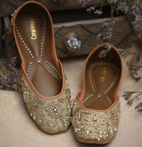 Indian Sandals, Dream Wedding Shoes, Indian Shoes, Zardozi Work, Punjabi Jutti, Baby Frame, Wedding Shoes Flats, Shoes Buy, Fashion Slippers