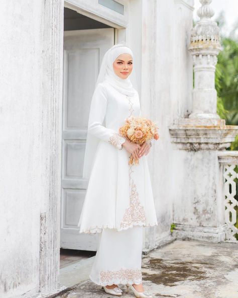 Baju Akad Melayu, Malay Wedding Dress Songket, Wedding Kurung, Wedding Dress Songket, Baju Akad Nikah Muslim, Melayu Wedding Dress, Dress Melayu, Malaysian Wedding Dress, Pengantin Melayu