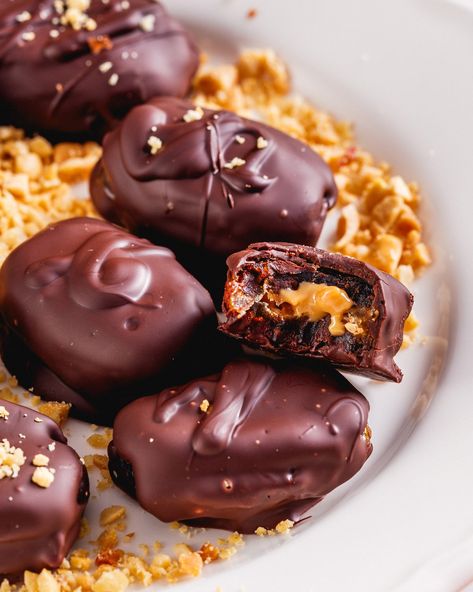 This date snickers recipe is a delicious no bake treat made simply from Medjool dates, peanut butter, and chocolate! They're great to keep on hand for snacking all week long, and fit many diets (gluten-free, dairy-free and vegan). #datesnickers #snack #healthysnack #treat #healthydessert #medjooldates #healthytreat #chocolatepeanutbutter #healthysnackrecipe #snackrecipes #snackideas Healthy Date Snickers, Date Snickers Bars Healthy, Date Peanut Butter Snickers, Dates Snickers, Erewhon Recipes, Vegan Snickers Bar With Dates, Date Snickers, Date Snickers Raw Vegan, Dates Peanut Butter