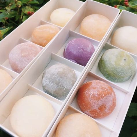 Mochi is a dessert that the Japanese created. It is a very cute little sphere that contains delicious filling. Japanese Pastries, Kue Macaroon, Dessert Chef, Mochi Recipe, Japanese Treats, Cibo Asiatico, Mochi Ice Cream, Läcker Mat, Japanese Dessert