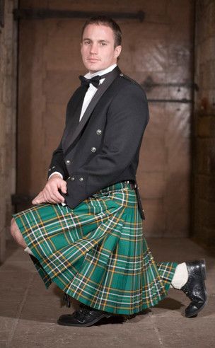 The Eight Yard Kilt shown in Irish National tartan Irish Outfit, Kilted Men, Irish Kilt, Irish Traditional, Le Kilt, Irish Heart, Irish Things, Tartan Wedding, Irish Clothing