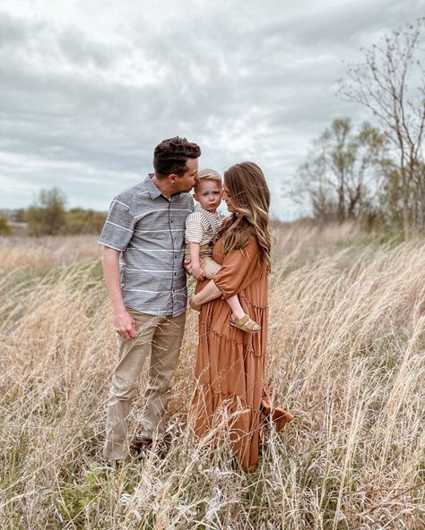 Wheat Grass Photoshoot, Corn Field Family Pictures, Wheat Field Family Photos, Field Family Photoshoot, Grass Photoshoot, Shooting Photo Famille, Bay Area Photography, Fall Shoot, Summer Family Photos