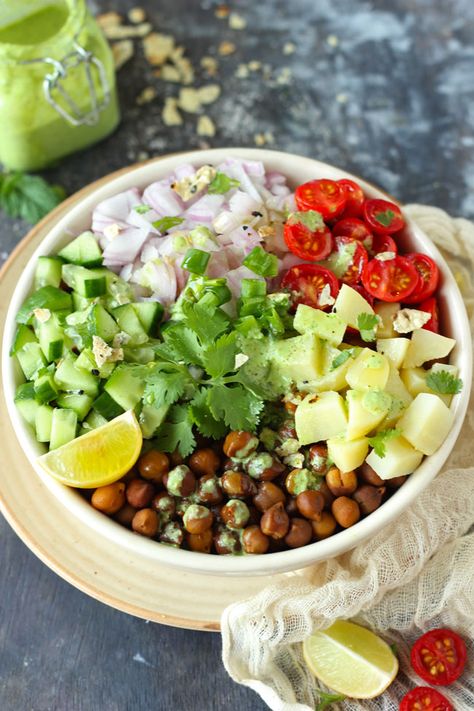 Healthy Kala Chana Salad is a protein-packed salad that happens to be gluten-free and delicious too. Find how to make kala chana salad. Chana Salad Recipe, Chana Salad, Veg Salad Recipes, Salad Recipes Gluten Free, Indian Salads, Veg Salad, Salad Recipes Healthy Easy, Vegetarian Salad, Gluten Free Salads